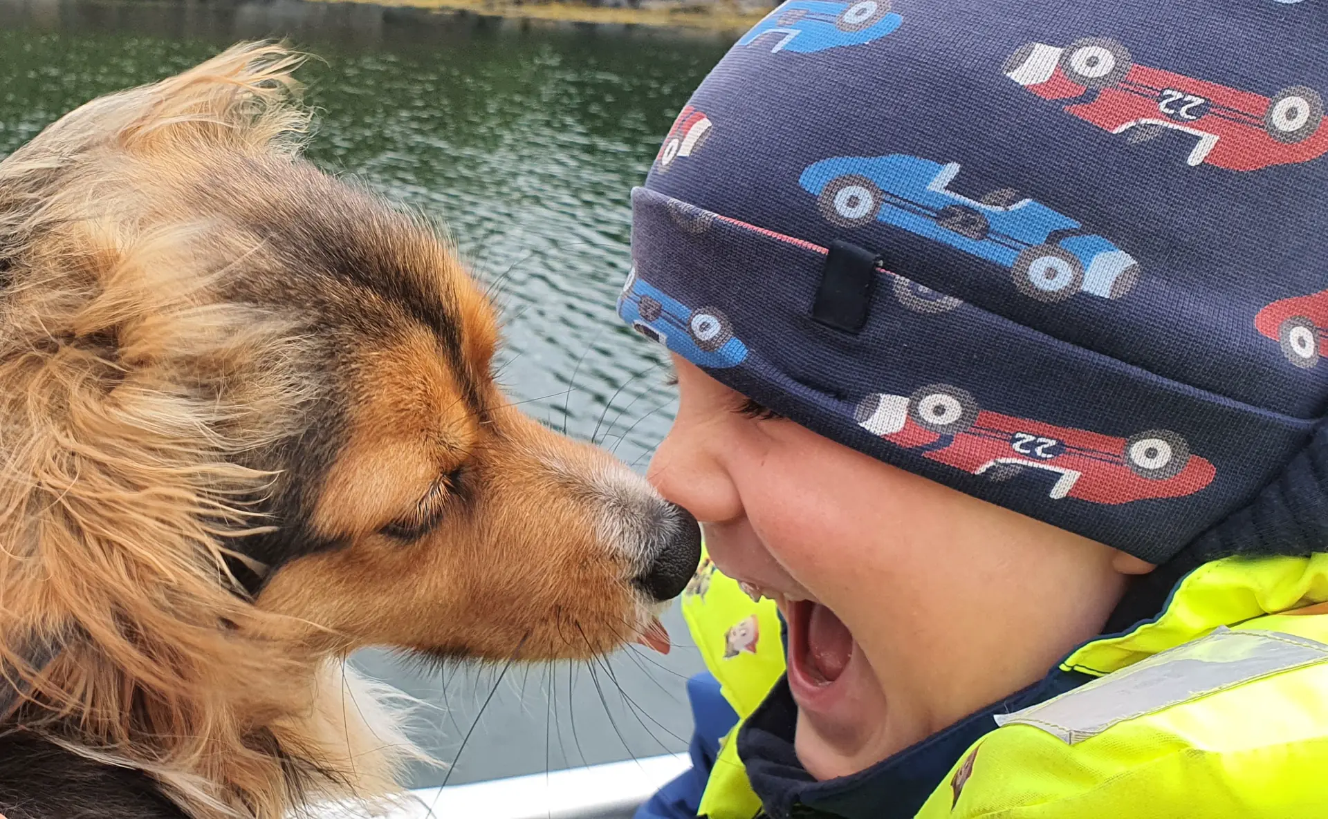 Hund og barn i båt