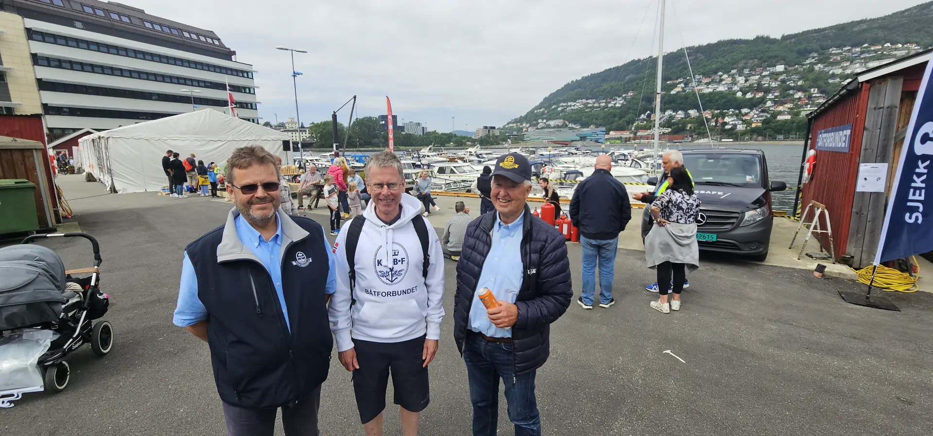 Formann i Neptun Motorbåtforening Odd Harald Eide, KNBF representant Endre Solvang hadde tatt turen fra Oslo, og helt til høyre har vi Roald Stigum Olsen, som representerte Båtforbundet og holdt hilsningstale både på NMS og Jubileumskvelden