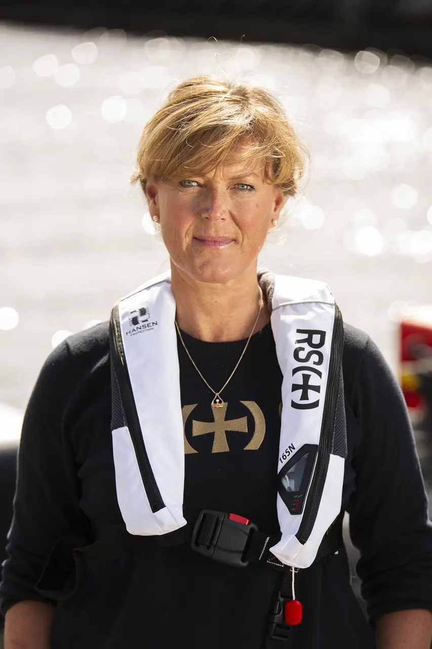 Dame med redningsvest