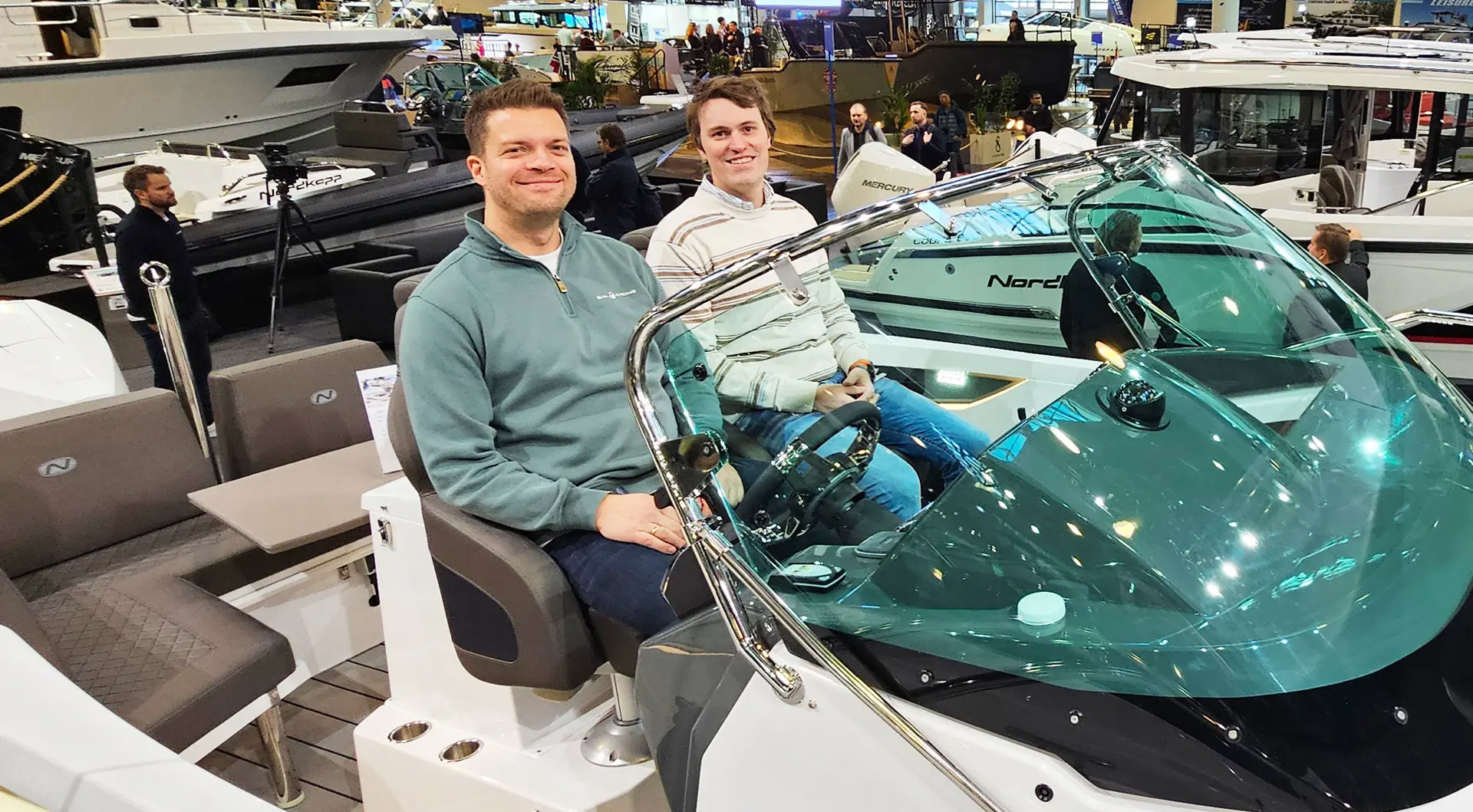 Magnus Frøshaug Ryhjell og Christian Broch Korsbøen i Norboat er klar for Båter i Sjøen - her fra besøk på båtmessen Boot i 2024