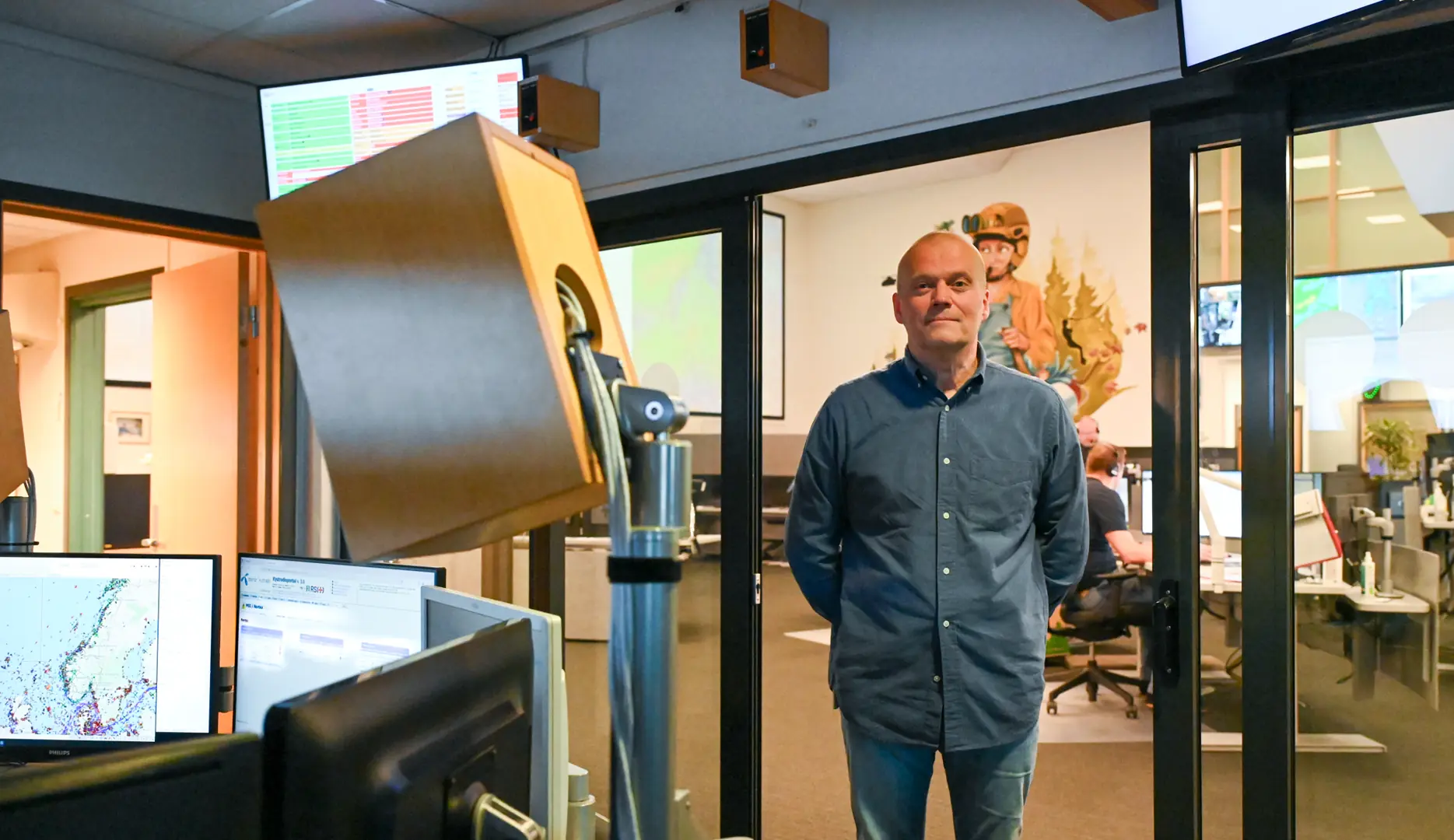Erling Holmslet, leder av teknisk senter Telenor Kystradio. Han står åpningen i glassdøra mellom HRS og nåværende Telenor Kystradio. (Foto: Anja Bakken, HRS)