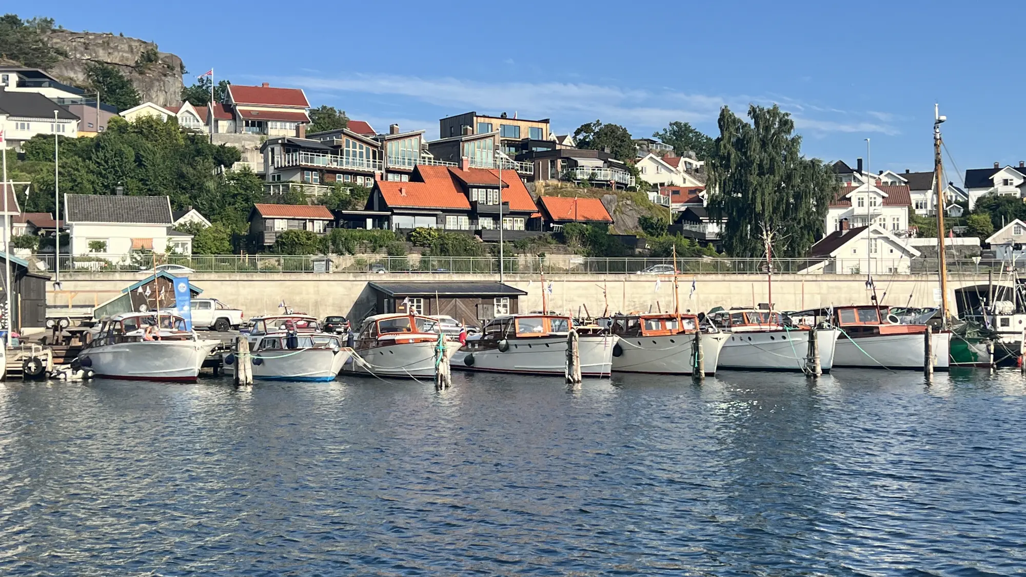 Noen av de 16 MYS båtene til kai i Gokstad Kystlag. MYS arrangerte treff i Sandefjord 16.-19. juli. Foto: Kjell Fr. Jacobsen